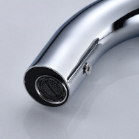 Faucet automatic hot and cold water temperature adjustment