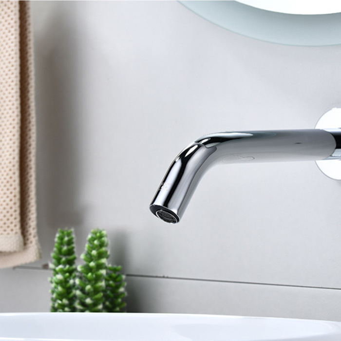 Faucet automatic hot and cold water temperature adjustment
